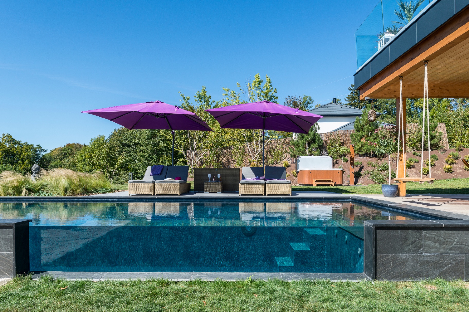 Piscine à Paroi Vitrée